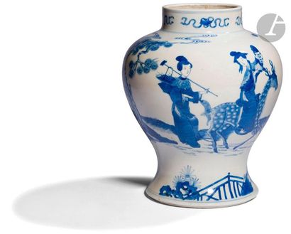 null CHINE
Deux vases en porcelaine de forme balustre, l’un à décor d’immortelle...
