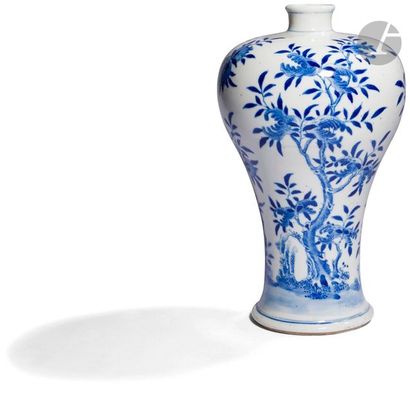 null CHINE
Deux vases en porcelaine de forme balustre, l’un à décor d’immortelle...