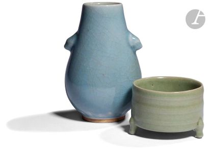null CHINE
Vase émaillé bleu clair et brûle-parfum tripode émaillé vert céladon en...