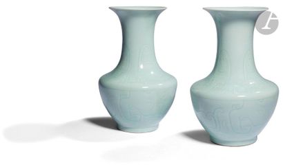 null CHINE
Paire de vases à panse basse en porcelaine émaillée céladon à décor de...