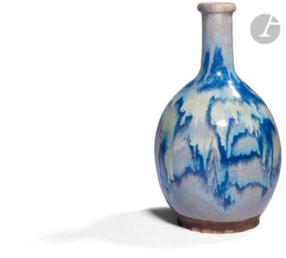 null CHINE
Ensemble comprenant :
- Un vase bouteille en grès émaillé bleu et crème...