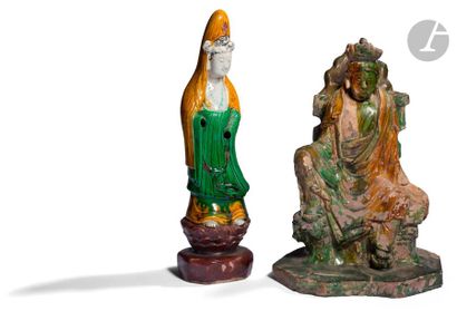 null CHINE
Statuette de Guanyin en grès émaillé en jaune vert, assise en rajalilasana...