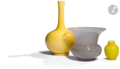 null CHINE
Ensemble en verre comprenant deux vases jaunes et un zhadou gris. 
H....