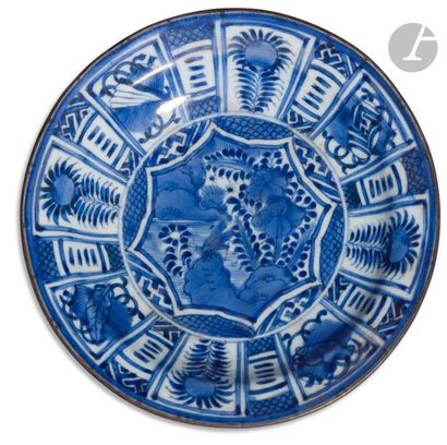 null JAPAN - 17th
centuryPorcelain
plate
called "kraak", enamelled in blue underglaze...