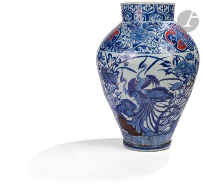 null JAPON - XVIIe siècle
Important vase balustre à col droit à décor en bleu sous...