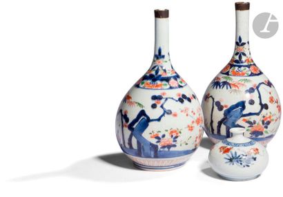 null JAPON - XVIIIe siècle
Paire de vases bouteilles en porcelaine émaillée en bleu...