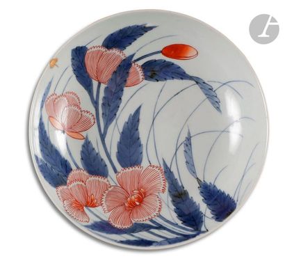 null JAPON - XIXe siècle
Coupe en porcelaine émaillée en bleu sous couverte et rouge...