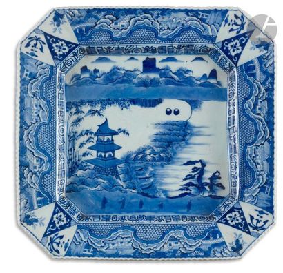 null JAPON - XIXe siècle
Ensemble comprenant un plat carré à pans coupés bleu blanc...