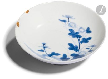 null JAPON - Début XXe siècle
Coupe ronde sur pied en porcelaine émaillée en bleu...