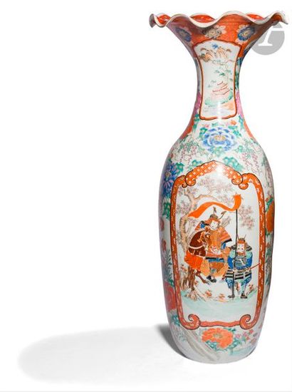 null JAPON - XXe siècle
Important vase en porcelaine à col ouvert et polylobé, à...