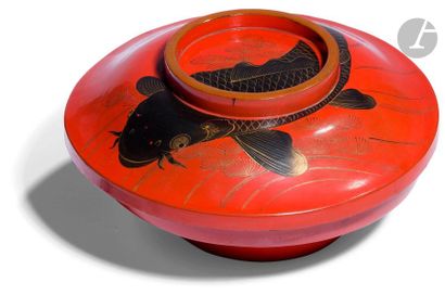 null JAPAN - Early 20th centuryRound box in
red lacquer with black and gold lacquer...