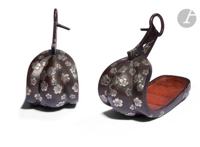 null JAPON - XIXe siècle
Paire d’étriers (abumi) en bronze à patine brune à décor...