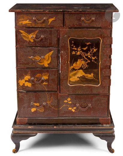 null JAPON - Époque MEIJI (1868 - 1912)
Cabinet en bois laqué brun, ouvrant en façade...