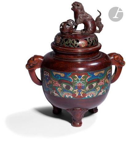 null JAPON - Vers 1900
Brûle-parfum couvert en bronze et émaux cloisonnés polychromes...