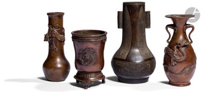 null CHINE
Ensemble en bronze à patine brune comprenant quatre vases à décor de dragons...