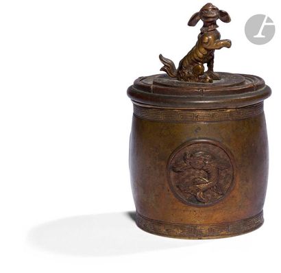 null CHINE - XIXe siècle
Boîte couverte de forme tronconique en bronze à décor en...