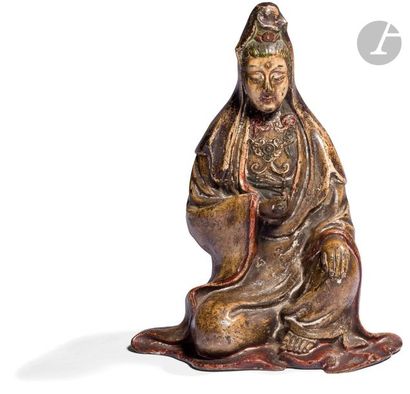 null CHINE
Statuette de Guanyin en bronze émaillé polychrome imitant le grès, assise...