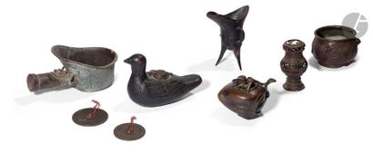 null CHINE - XIXe siècle
Ensemble en bronze comprenant un brûle-parfum à décor de...