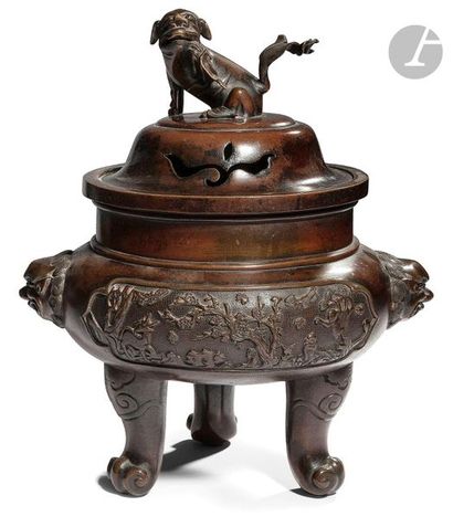 null CHINE - XIXe siècle
Brûle-parfum tripode en bronze à patine brune à décor sur...