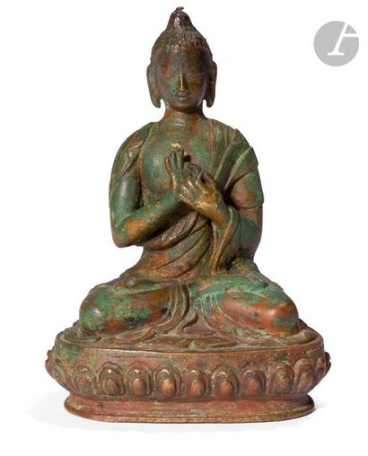 null TIBET - XIXe siècle
Statuette de bouddha en bronze à patine verte et traces...