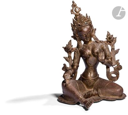 null Népal
Statuette en bronze de Tara assise en rajalilasana les mains en vitarka...