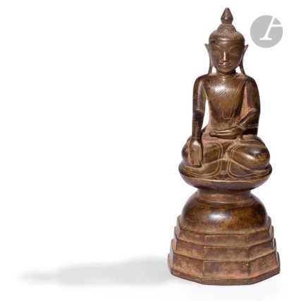 null BIRMANIE
Statuette de bouddha assis en padmasana sur un socle à trois marches,...