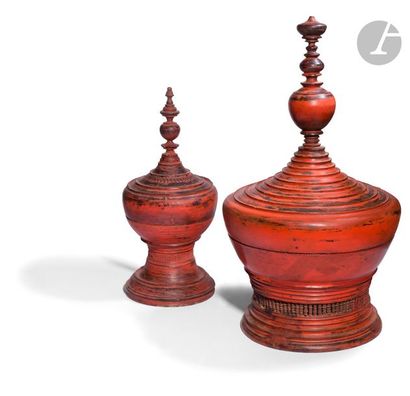 null BIRMANIE - Vers 1900
Deux boîtes à offrandes en bois laqué rouge formant stupa...