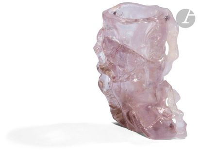 null Chine - XIXe siècle
Groupe en cristal de roche sculpté en forme de coupe libatoire...