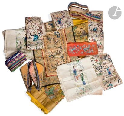 null CHINE - XIXe siècle
Ensemble de textiles :
- Un carré de mandarin en kesi, encadré...