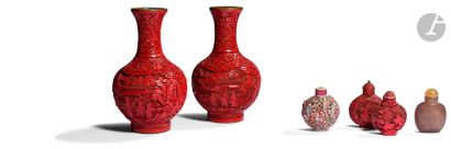 null CHINE - XXe siècle
Ensemble comprenant une paire de vases et deux flacons tabatières...