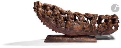 null CHINE - XXe siècle
Groupe en bois sculpté en forme de barque à décor en relief...