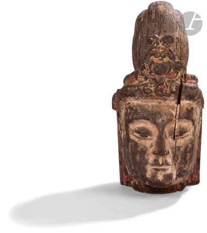 null 
Guanyin
head
in carved wood with traces of polychromy. (Important chapping
on...