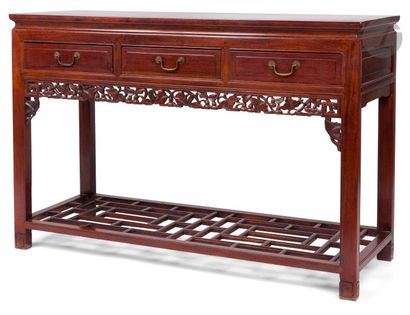 null CHINA - XIXth
centuryExotic wood desk, the top in doucine, opening by three...