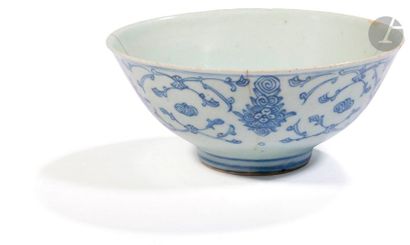 null CHINA - Late MING period (1368 - 1644
)Set comprising three blue-white porcelain...