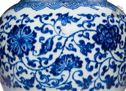  CHINE - Époque QING (1644 - 1911) Vase en porcelaine blanche émaillée en bleu sous...