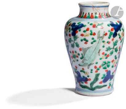 null CHINE - XVIIe siècle
Petit vase balustre en porcelaine émaillée polychrome dit...
