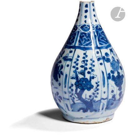 CHINE - XVIIe siècle Vase bouteille en porcelaine...