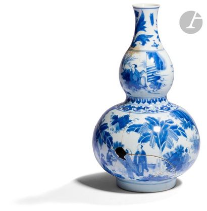 null CHINE - XVIIe siècle
Vase double gourde en porcelaine émaillée en bleu sous...