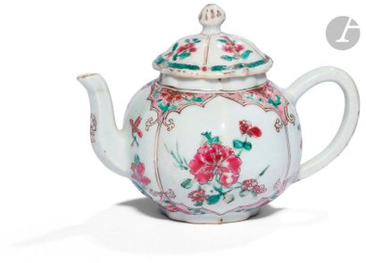 null CHINE - XVIIIe siècle
Théière polylobée en porcelaine émaillée polychrome à...