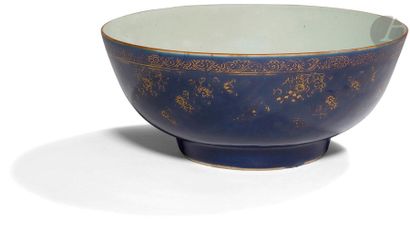 CHINE - XVIIIe siècle Bol à punch en porcelaine...