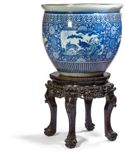 null CHINE - XVIIIe siècle
Vasque en porcelaine blanche émaillée à décor en bleu...