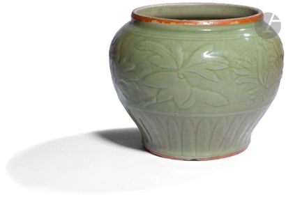 null CHINE - XIXe siècle
Jarre balustre en porcelaine émaillée céladon à décor moulé...