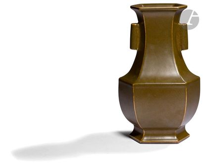 null CHINE - XIXe siècle
Vase à facettes en porcelaine émaillée dit « poudre de thé...
