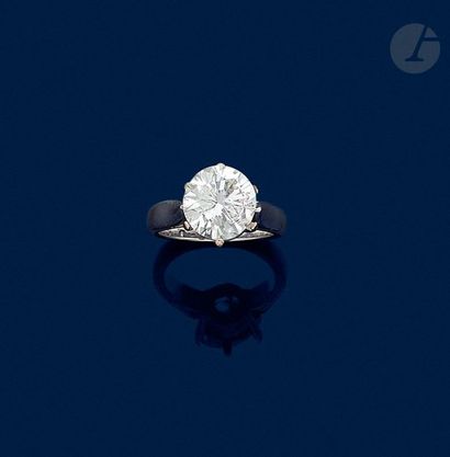 null Bague en or gris 18K (750), sertie d’un diamant rond de taille brillant pesant...
