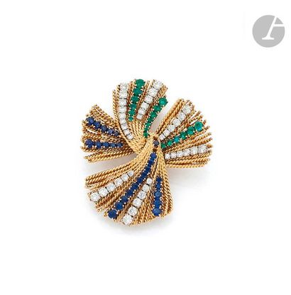 null VAN CLEEF & ARPELSBroche-clip in
18K (750) gold strung forming two intertwined...