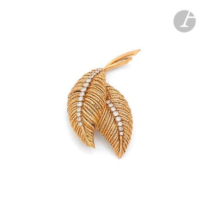 null VAN CLEEF & ARPELSClip
in smooth and strung 18K (750) gold representing two...