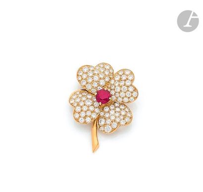 null VAN CLEEF & ARPELSClip lapel in
18K (750) gold with a flower design, Cosmos...