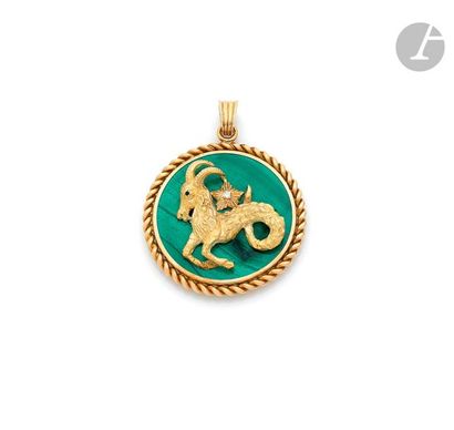 null VAN CLEEF & ARPELLarge
twisted 18K (750) gold pendant set with an applied malachite...
