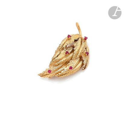 null BOUCHERONBrooch-clip in
18K (750) gold chiselled drawing leaves, decorated with...