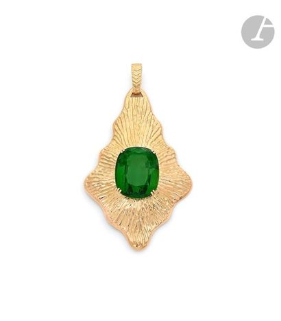 null CUSHIONPendant in
18K (750) gold with a rounded diamond pattern carved with...